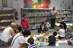 La Biblioteca Municipal acull el taller infantil de reciclatge "La Corba camina i recull"