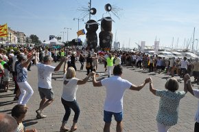 Diables, castells, bastons i sardanes en una matinal festiva a favor de la democràcia