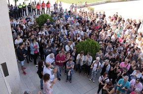 Concentració a la plaça de l'Ajuntament com a mostra de rebuig a la violència policial de l'1-O