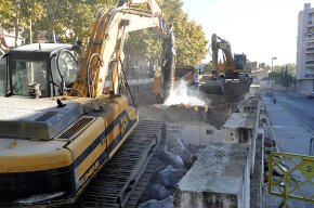 L'enderroc del pont de l'N-340 avança i ja s'ha arribat a l'estructura de formigó