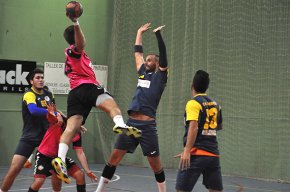 El CH Cambrils suma el primer triomf de la temporada contra l'Handbol Poblenou