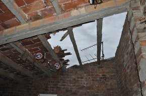 Un esclafit provoca destrosses en un mas de la partida de les Tecles