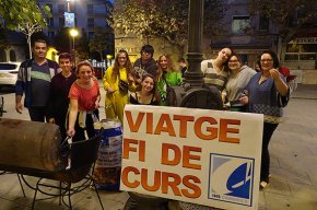 Alumnes de l'institut Cambrils venen castanyes per recaptar fons pel seu viatge de final d'etapa