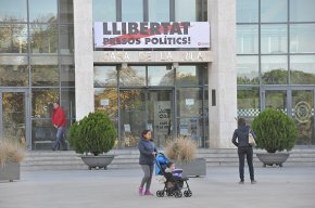 La Casa de la Vila llueix una pancarta reclamant la llibertat dels presos polítics