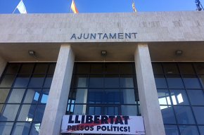 Cs reclama que es retiri la pancarta d'Òmnium Cultural del balcó de l'Ajuntament