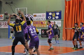 Empat del CH Cambrils contra el Calella en un partit de màxima igualtat