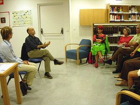L'escriptor Lluís-Anton Baulenas va visitar ahir a la tarda el Club de Lectura Adult de la Biblioteca Pública Municipal