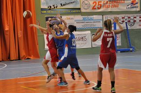 El CB Cambrils femení derrota el cuer en un partit amb baixa anotació