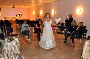 El taller "Laboratori d'amor, humor i ovaris" aborda els estereotips socials sobre la bellesa femenina
