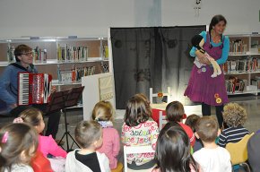 "Bona nit i tapa't", l'espectacle de música i teatre per a la canalla a la Biblioteca