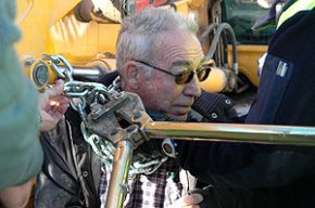 FA 10 ANYS: Josep Mellau s'encadena a una excavadora per reivindicar que es continuï el pàrquing subterrani a l'altra meitat del port