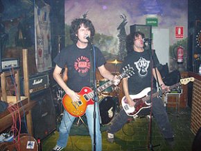 Punk-rock show amb els grups Kissin cousins i Valiumbitch al pub l'Espantall
