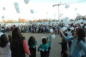 FA 10 ANYS: Els alumnes del col·legi Cardenal Vidal i Barraquer enlairen més de 1.000 globus per solidaritzar-se amb la Marató de TV3