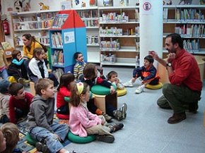 La Biblioteca Municipal acull una nova sessió del cicle "Viatjant amb contes" dirigida als més petits