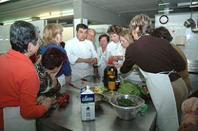 Veïns del barri de la Llosa participen en un curs de cuina de Nadal a l'Escola d'Hoteleria i Turisme