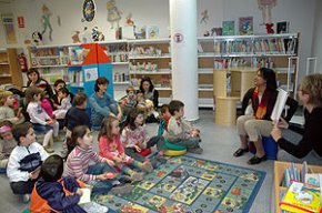 El cicle de contes "Viatjant amb contes" de la Biblioteca Municipal apropa el Marroc als més petits 