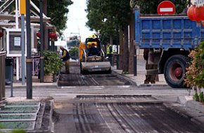S'inicien les obres d'asfaltatge als carrers Drassanes, Roger de Llúria i Sant Pere