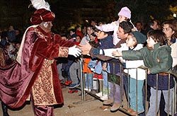 Arriben els Reis Mags dOrient envoltats duna gran expectació