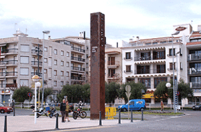 S'instal·la el monòlit metàl·lic "Porta del Mar" al Port de Cambrils