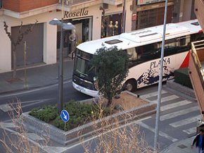 Un autobús de lempresa Plana sencalla a lentrada duna rotonda a la rambla de Jaume I