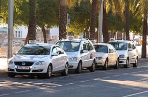 Els taxistes que van recórrer les darreres llicències demanen que s'aprovin les bases abans d'acabar aquesta legislatura