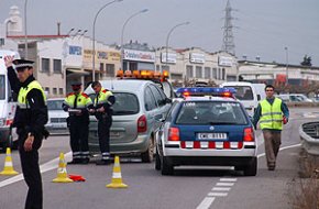 Una topada entre dos vehicles ocasiona retencions de trànsit a la carretera de Montbrió
