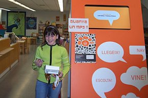 La Biblioteca Municipal clou l'exposició "Un viatge ple de veus" amb el sorteig d'un MP3 entre els participants