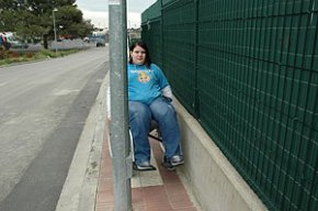 Una veïna denuncia els problemes d'accessibilitat que pateix la seva filla que va en cadira de rodes