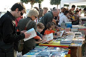 Roses i llibres van ser els protagonistes d'una diada de Sant Jordi amb ambient estiuenc