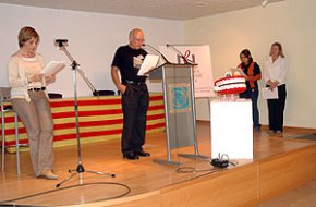 Alumnes de l'Oficina de Català celebren la Diada de Sant Jordi amb la lectura de llegendes d'arreu del món en català