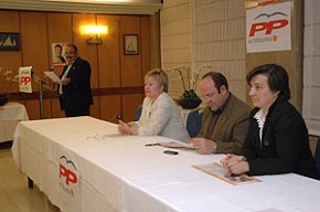 El secretari general del PP, Rafael Luna, presideix la presentació de la candidatura cambrilenca
