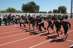 La pista d'atletisme acull la quarta jornada atlètica del col·legi Cardenal Vidal i Barraquer