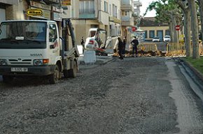 Continuen les obres de reparació i millora del paviment a diferents carrers del municipi