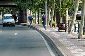 Es col·loca una barana al lateral de la riera d'Alforja en el tram entre la via del tren i la rotonda del carrer de l'Hospital