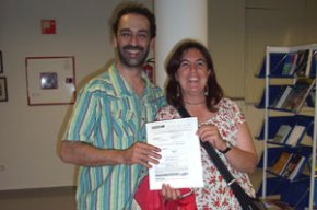 La Biblioteca Municipal entrega un viatge a l'Alguer a la guanyadora de l'activitat "L'univers de llibres viatgers"