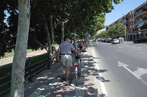 Una cambrilenca denuncia l'Ajuntament pel mal estat d'una vorera a l'avinguda d'Adelaida