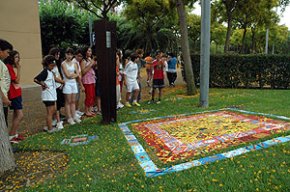 S'inaugura l'exposició dels treballs realitzats per alumnes de sisè de primària en el taller Transformacions