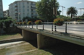 S'instal·len jardineres amb flors a cinc dels ponts que travessen la riera d'Alforja