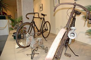 S'inaugura l'exposició "Les bicicletes en el temps", una mostra de bicicletes antigues de finals del segle XIX i inicis del XX