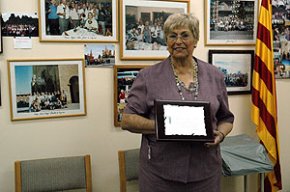 La presidenta de l'Associació de Gent Gran de la Casa del Mar rep un reconeixement de la Generalitat