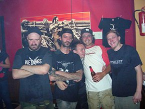 La banda barcelonina Dead Bones ofereix una actuació en directe al "pub" La Bohème 