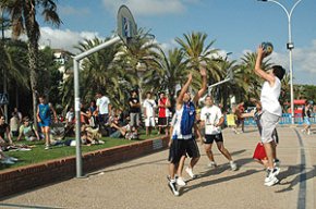 Un total de 28 equips prenen part a la cinquena edició del torneig Streetball al passeig de les Palmeres