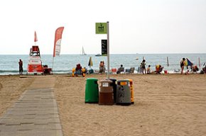Es col·loca una de les quatre banderes blaves que un any més certifiquen la qualitat del tram de litoral de llevant