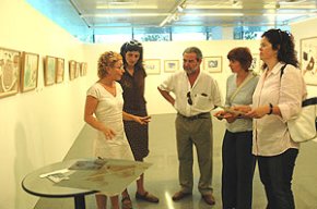 La filla del pintor Josep Guinovart fa una visita guiada a l'exposició "Terra i memòria" de la Sala Àgora