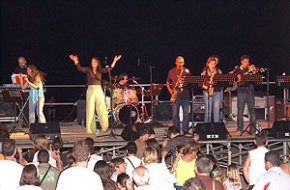 El "funk" i el "jazz" en català, protagonistes del ball d'ahir a la nit al passeig de les Palmeres