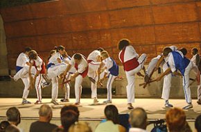 El Parc del Pescador acull l'actuació folklòrica del grup romanès Plai Domnesc dins del centenari del Ball de Bastons 