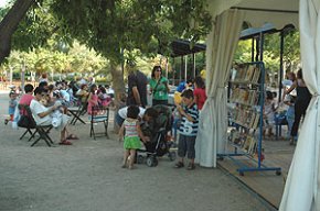 La Biblioteca a la Fresca apropa els llibres i la lectura al Parc del Pescador durant l'estiu