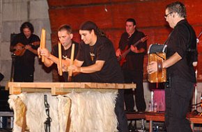 El grup Txala omple de ritme i percussió el Parc del Pescador amb l'espectacle 'Txalaria'