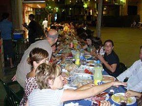 Unes 200 persones participen en el sopar al carrer de les festes del Barri Antic