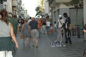 L'Ajuntament i la Unió de Botiguers posen en marxa la campanya "Digues no a la venda ambulant il·legal"